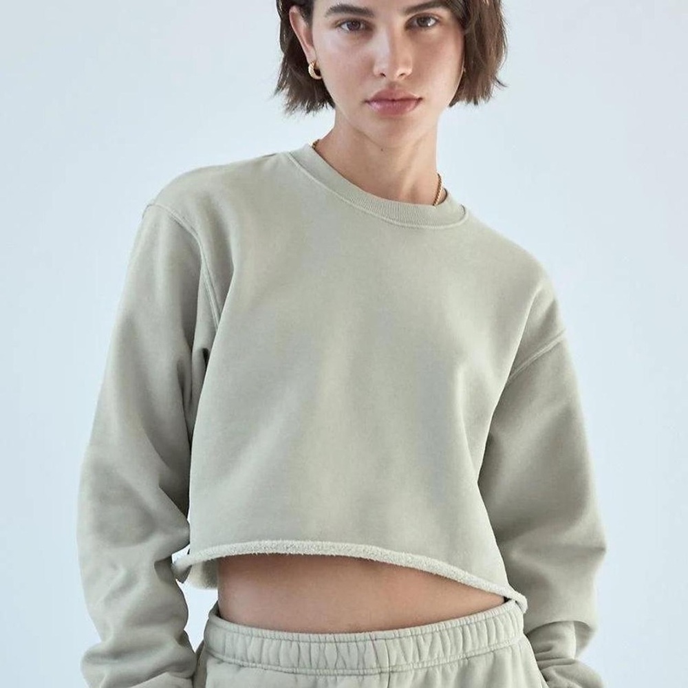 ARITZIA | TNA Cozy Fleece Perfect Cropped Raw Hem Sweatshirt in Black S